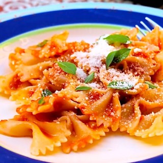Farfalle con salsa de tomate y albahaca fresca