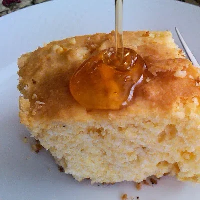 porción de pan de maíz con miel.