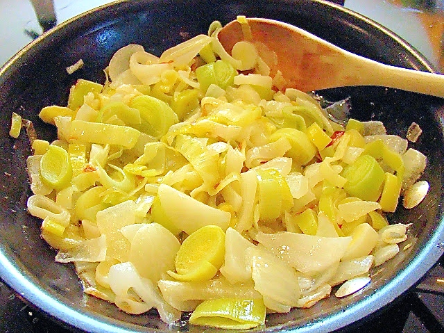 Sopa de calabaza - SAVOIR FAIRE by enrilemoine ajoporros y cebollas salteados, sopa de calabaza