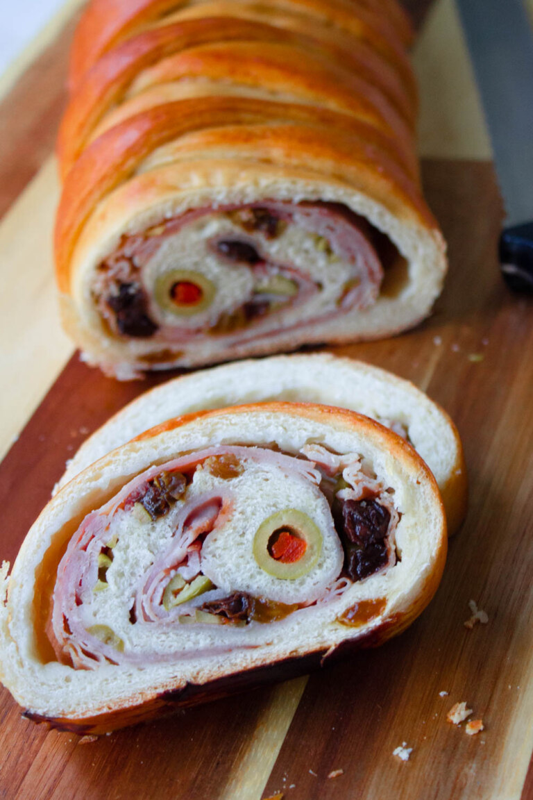 Un pan de jamón sobre una tabla de cortar.