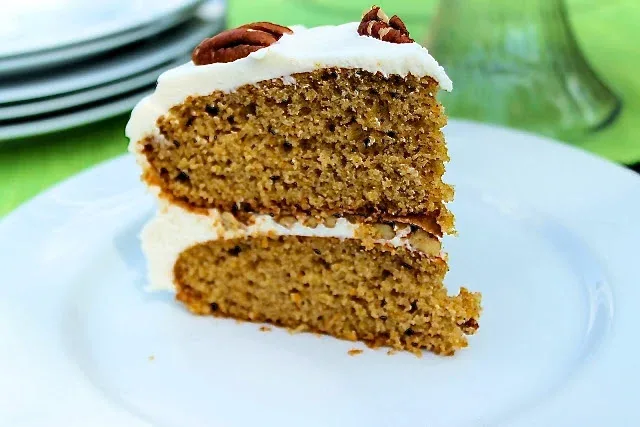 trozo de torta de zanahoria