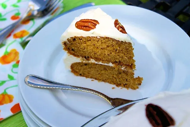 Rebanada de pastel de zanahoria húmedo