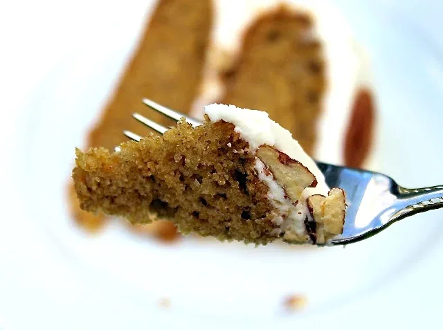 bocado de pastel húmedo de zanahoria