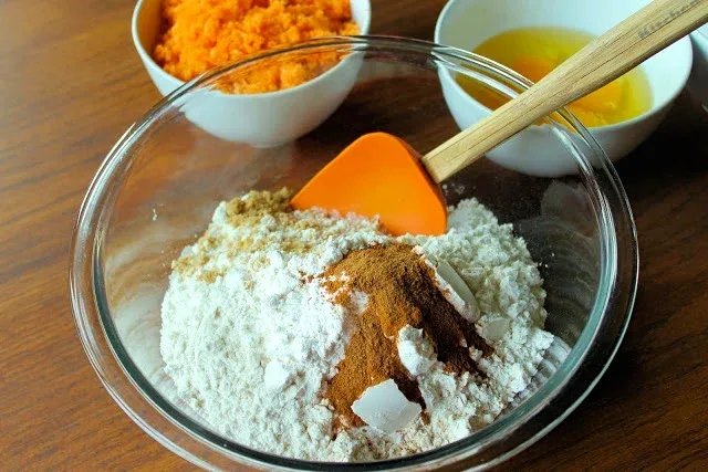 Ingredientes secos para hacer pastel de zanahoria húmedo