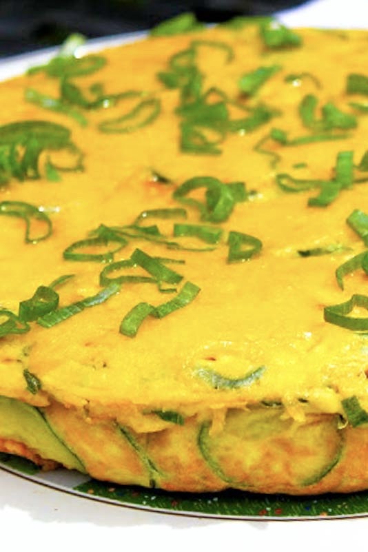 Frittata de calabacín con chorizo y queso cheddar