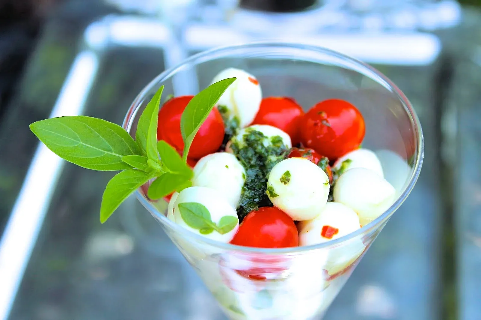 Ensalada capresa en miniatura - SAVOIR FAIRE by enrilemoine mini caprese salad