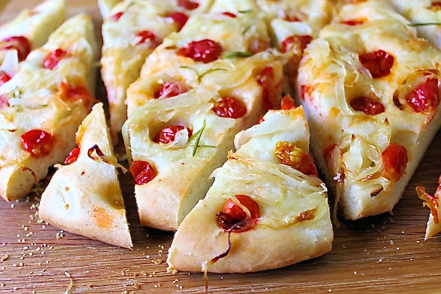 Focaccia de tomate, cebolla y romero - Enri Lemoine