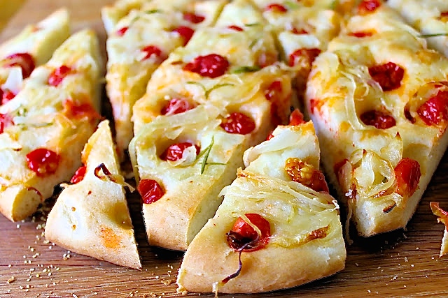 Focaccia de tomate con cebolla y romero - SAVOIR FAIRE by enrilemoine Focaccia de tomate con cebolla y romero