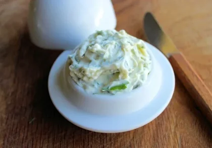 mantequilla con hierbas y ajo