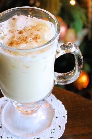 El eggnog es a los estadounidenses lo que el ponche crema es a los venezolanos. Se hace con huevos, leche y licor, que en este caso es Ron de Venezuela en lugar de bourbon. Haz clic para ver cómo se prepara esta receta paso a paso. #enrilemoine #eggnog #recetadeeggnog #recetadenavidad
