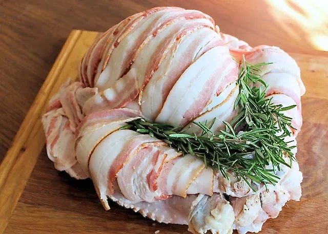 Pavo envuelto en tocineta- SAVOIR FAIRE by enrilemoine Pavo envuelto en tocineta, con ramitas de romero para decorar, antes de entrar al horno