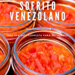 Tarros de salsa de tomate con receta para hacer sofrito venezolano con tomate y cebolla.