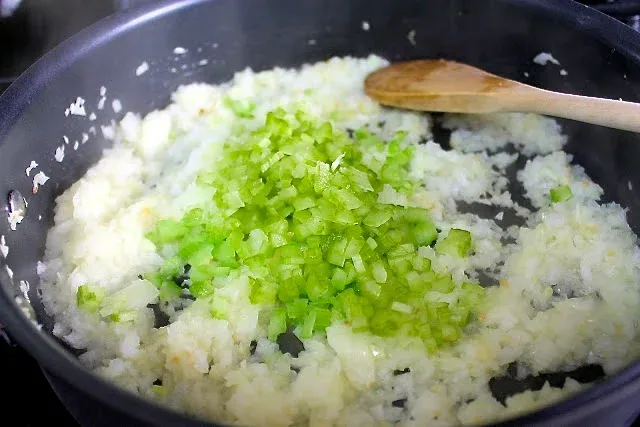 Sopa de lentejas con cilantro - SAVOIR FAIRE by enrilemoine preparación de sofrito de cebolla con apio