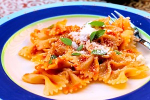 Farfalle con salsa de tomate y albahaca fresca