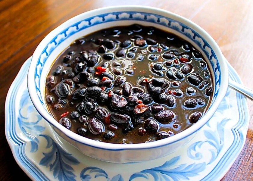 Un bol de sopa de caraotas negras.