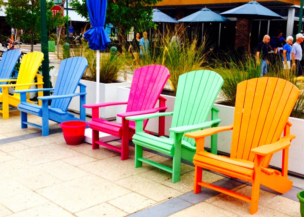 En busca de la felicidad en Lauderdale by the Sea - SAVOIR FAIRE by enrilemoine sillas Adirondack en Lauderdale by the Sea,