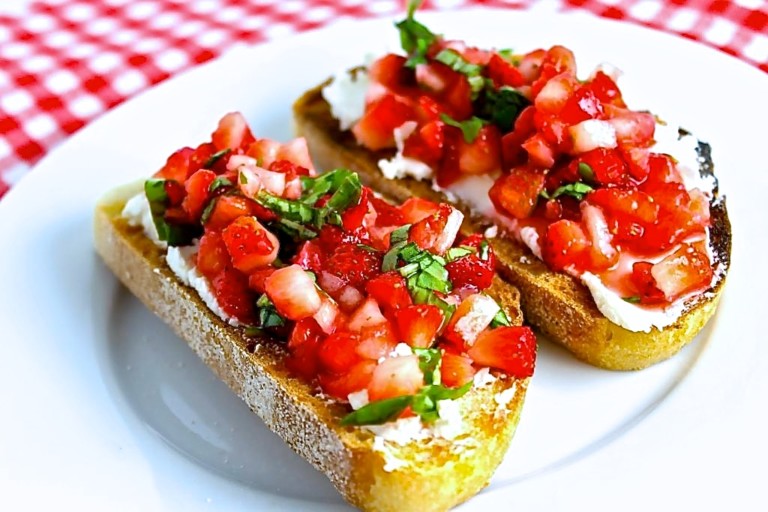 Bruschettas de chèvre, fresa y albahaca