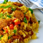 Arroz guisado con salchichas de pollo