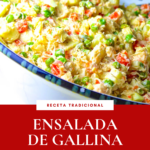 Ensalada de gallina venezolana en un recipiente rojo.
