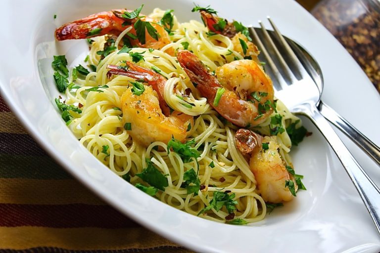 Pasta salteada con langostinos al ajillo - SAVOIR FAIRE by enrilemoine