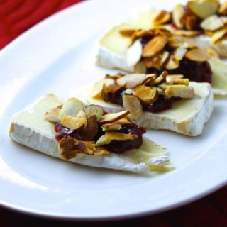 Bocaditos de queso Brie con confitura de frambuesa y almendras