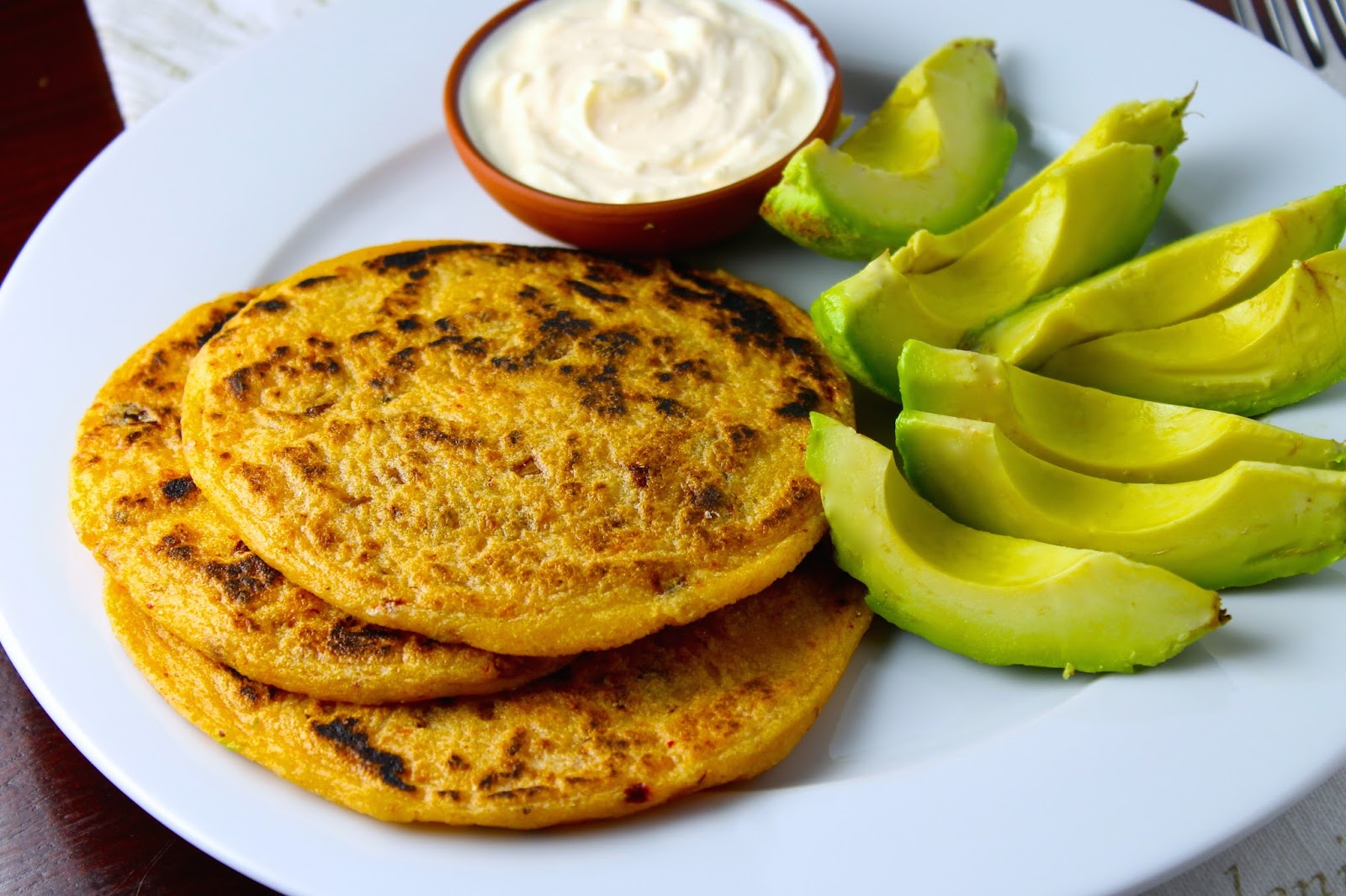 Arepas de chipotle con nata y aguacate