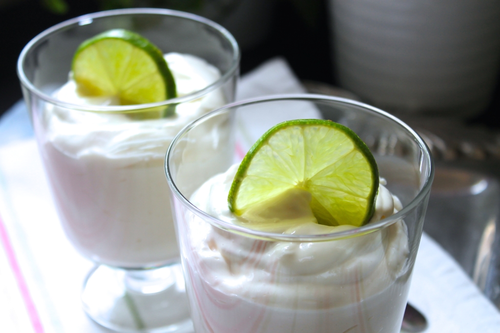 espuma de lima, postre de limón, copas con postre de lima