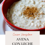 Un plato de deliciosa avena con leche y canela.