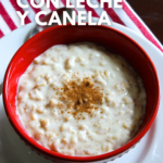 Un plato de avena con las palabras avena con canela.