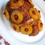 Un jamón planchado sobre un plato blanco.