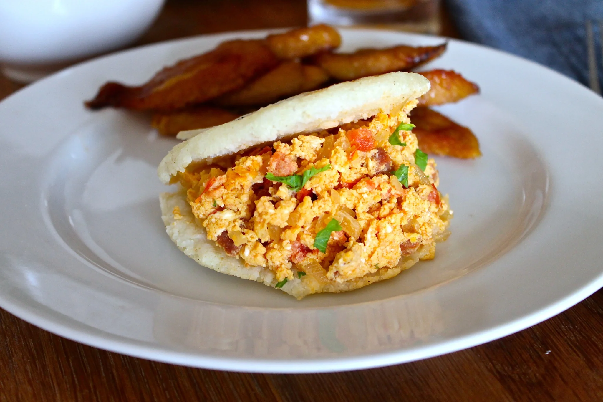 arepas con huevos revueltos con chorizo