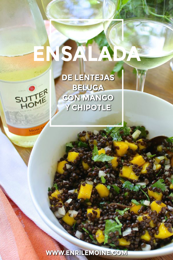 Msg 4 21+: Esta ensalada de lentejas beluga con mango con aderezo de chipotle, es perfecta para el almuerzo o la cena. y mejor si es al fresco. La serví con un vino Moscato helado y me resultó la pareja perfecta. Haz clic para ver la receta paso a paso. #Ad #SutterHomeSweetOnSpice #CollectiveBias.