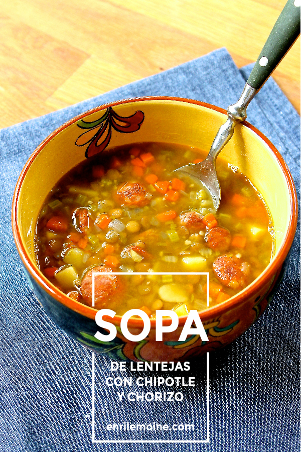 Esta sopa de lentejas con chipotle y chorizo, combina los sabores de México y España en un plato sumamente reconfortante, perfecto para un día de lluvia. Haz clic para ver la receta paso a paso.
