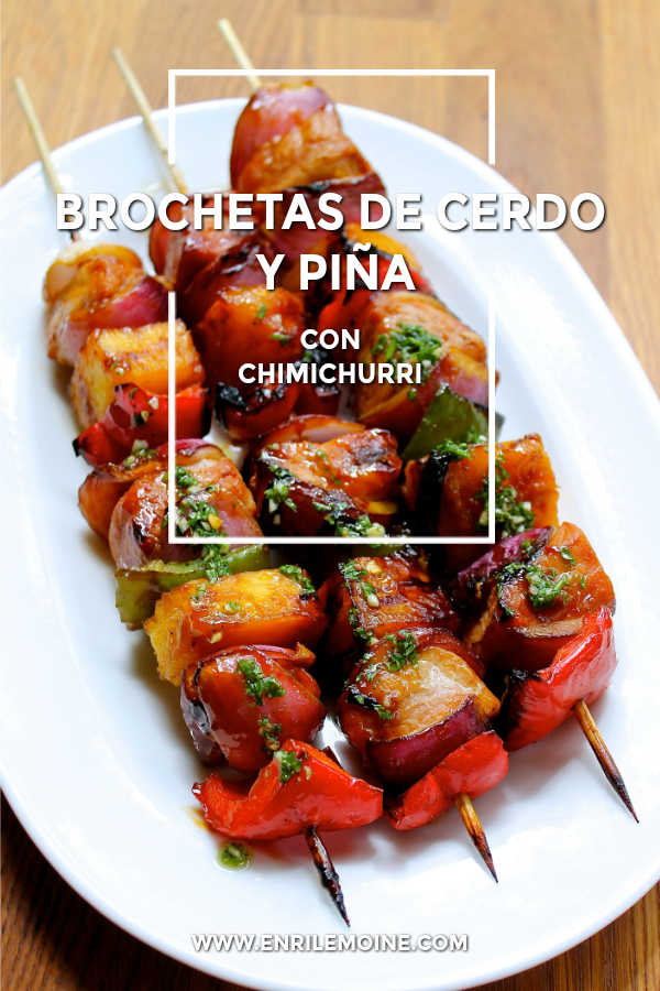 Estas brochetas de cerdo y piña a la parrilla, servidas con un poquito de chimichurri son simplemente deliciosas. El cerdo se marina en una salsa dulce y picante y mientras los pinchos el grill se glasean con una salsa BBQ casera. Todos los sabores y colores del trópico para tu parrillada de este 4 de julio y por qué no: para el resto del verano también. Haz clic para ver la receta y el video paso a paso. #Ad #PorkEsSabor