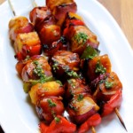 brochetas de cerdo y piña
