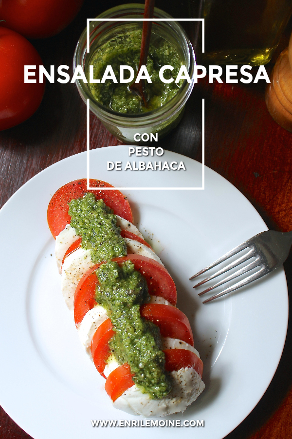 La clásica ensalada capresa con una variación: pesto alla Genovese (de albahaca y piñones), a manera de aderezo. Haz clic para la receta de esta magnífica y veraniega ensalada, perfecta para los días en que no quieres cocinar. #AD #StellaCheeses @StellaCheeses