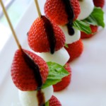brochetas de fresa y mozarela