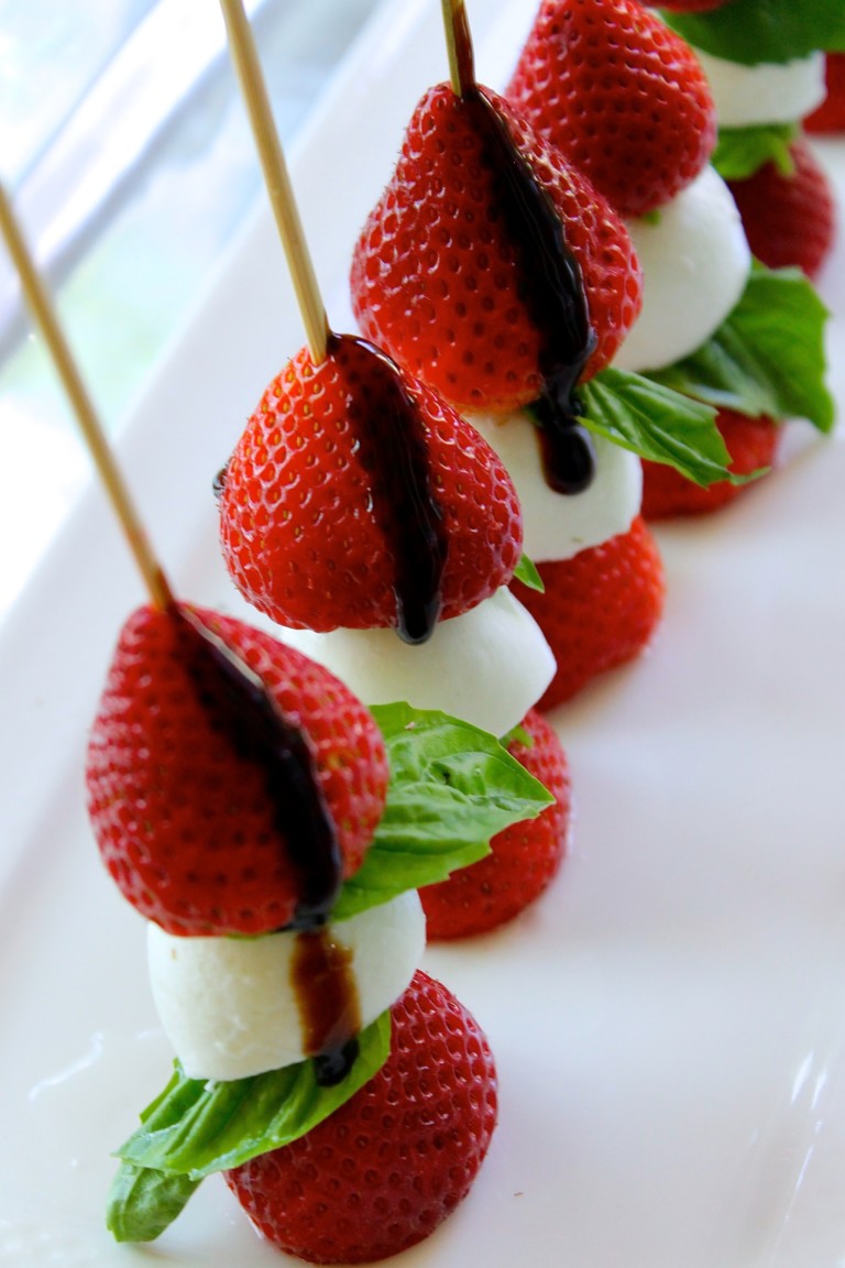 brochetas de fresa y mozarela