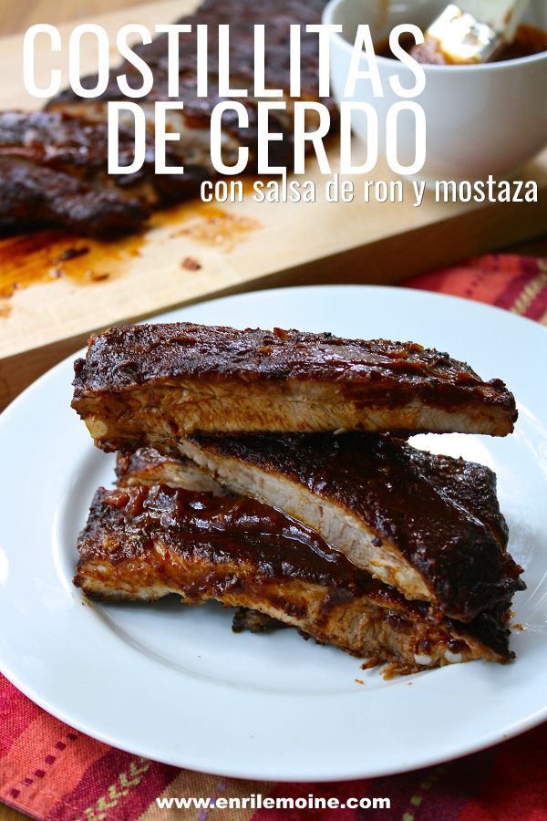 Suculentas, así son estas costillitas de cerdo. Sazonadas con un adobo seco, se asan primero al horno y luego se glasean al grill con una salsa de ron y mostaza. Haz clic para ver la receta y el video paso a paso. #Ad #PorkEsSabor #CostillitasDeCerdo #enrilemoine