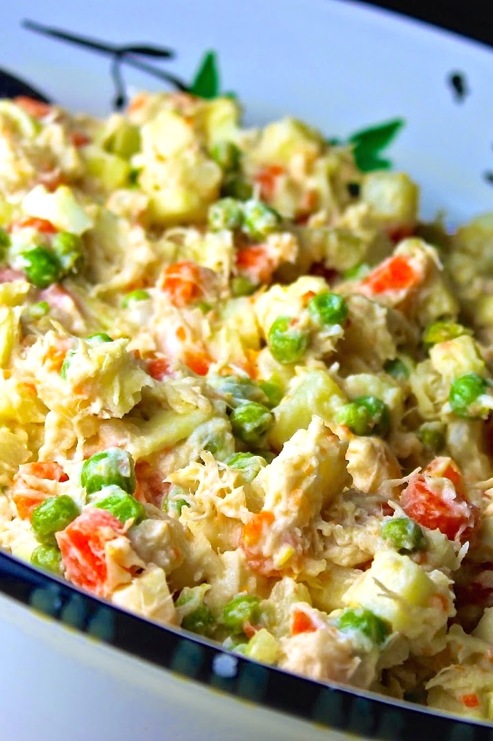 Infaltable en la mesa venezolana de Navidad, esta ensalada se prepara con manzana verde y un aderezo de mayonesa. Haz clic para ver la receta #enrilemoine #ensaladadegallina #cocinavenezolana #recetadenavidad
