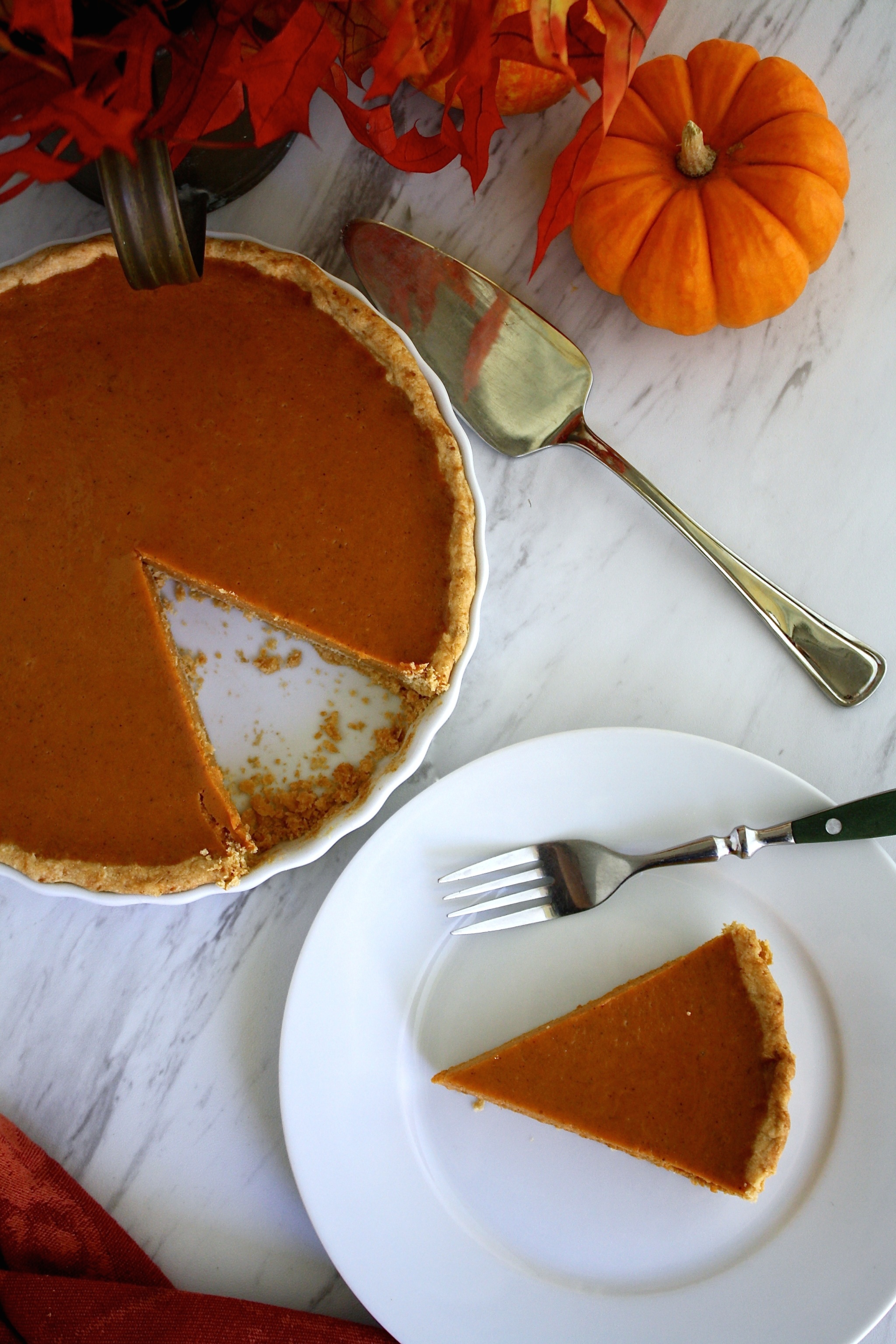 This is the perfect creamy pumpkin pie, with a nice homemade crust and an incredible smooth and luscious custard #enrilemoine #Ad @lalechera #PumpkinPie #PumpkinPieRecipe #CreamyPumpkinPie