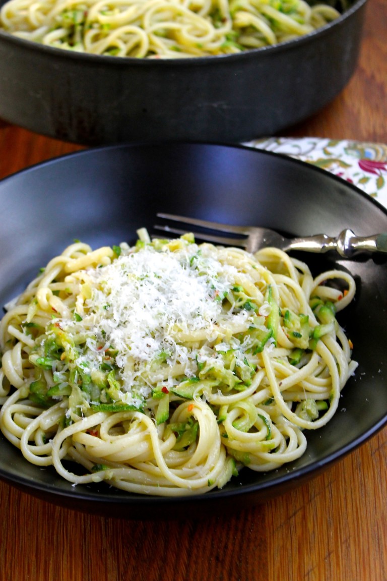 linguini con calabacín y anchoas