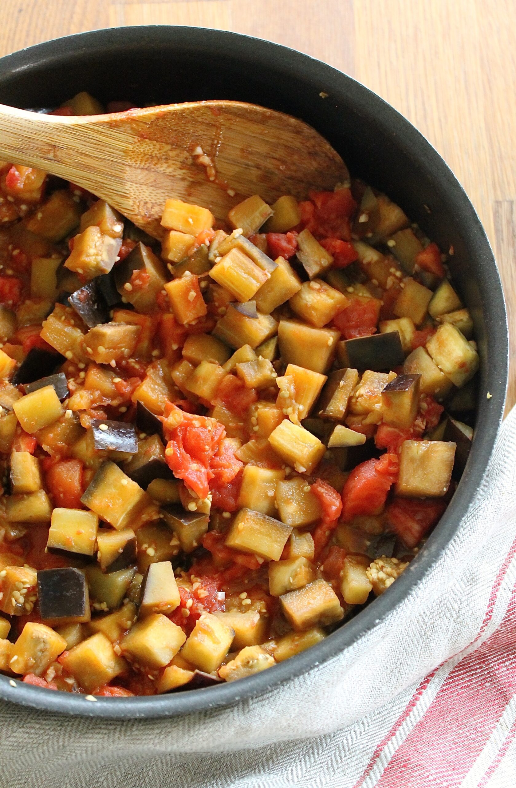 preparación de cazuela de berenjenas y tomates en un sartén