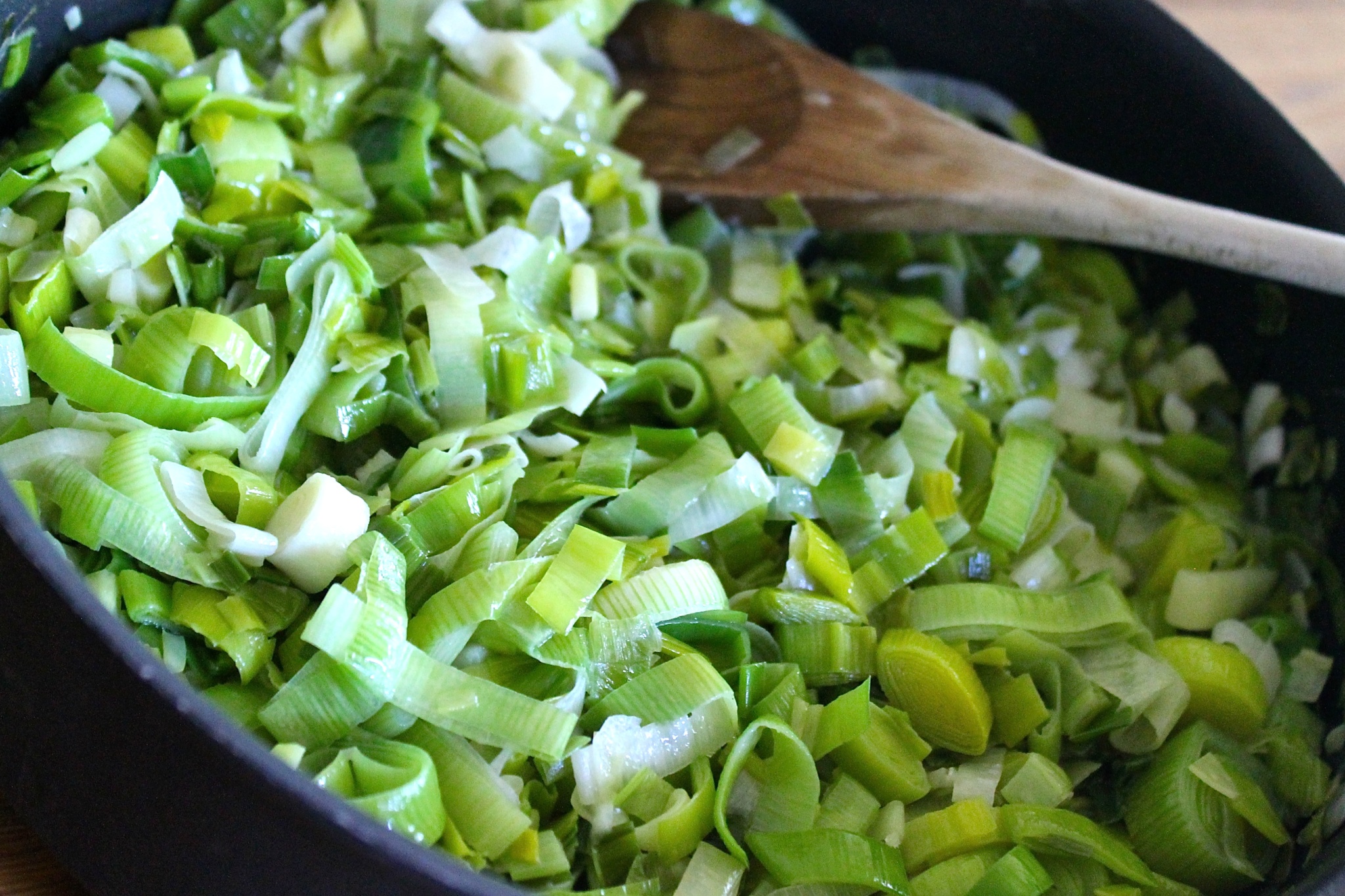 Ajo porro y cebollas verdes saltados, by enrilemoine