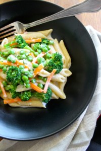 pasta primavera con crema de anchoas