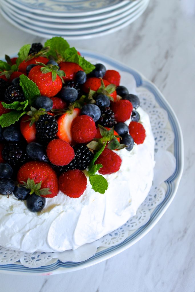 Mixed berry pavlova by enrilemoine
