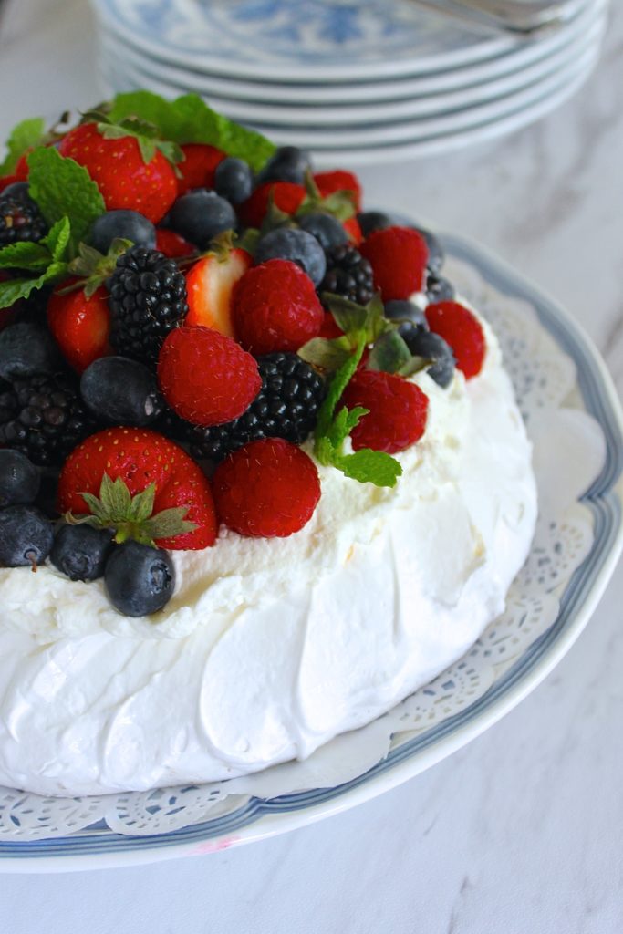 Pavlova with berries by enrilemoine