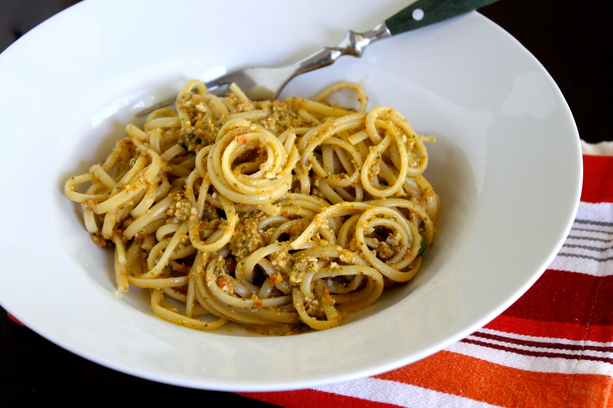 Linguine with Pesto alla Trapanese {VIDEO} EnriLemoine