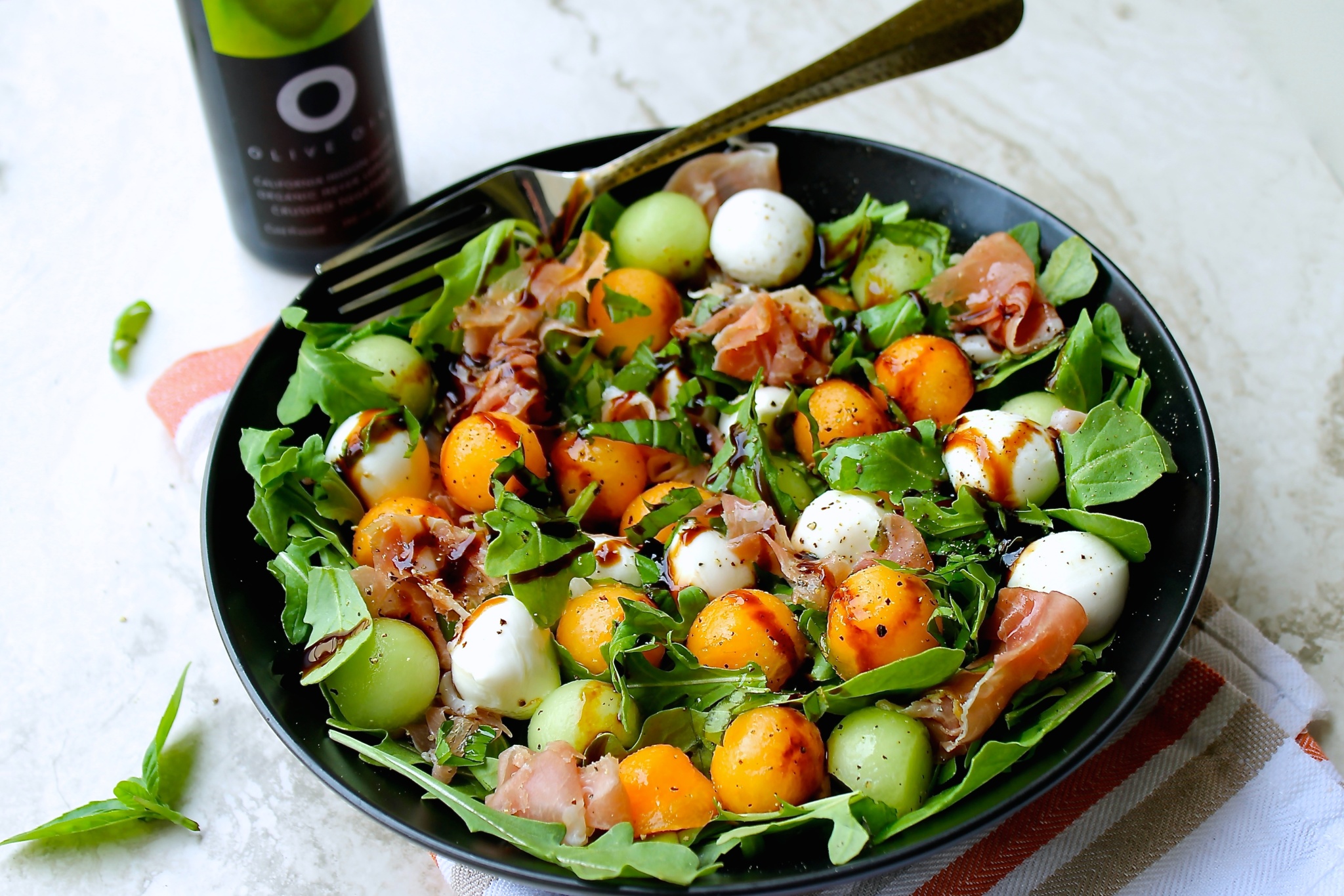 Antipasto italiano de melón y jamín