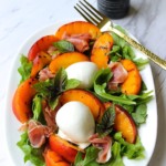 burrata con melocotones
